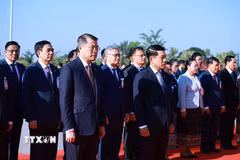 Thủ tướng Lê Minh Hưng và Thủ tướng Lào Saleumxay Kommasith dâng hoa tại Công viên Hữu nghị Lào-Việt Nam. (Ảnh: Dương Giang/TTXVN)