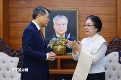 Thủ tướng Lê Minh Hưng thăm gia đình cố Chủ tịch Quốc hội Lào Xaysomphone Phomvihane. (Ảnh: Dương Giang/TTXVN)