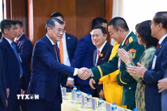 Thủ tướng Lê Minh Hưng với cán bộ, nhân viên Đại sứ quán và cộng đồng người Việt Nam tại Lào. (Ảnh: Dương Giang/TTXVN)