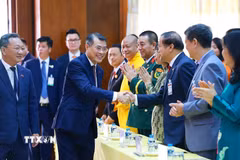 Thủ tướng Lê Minh Hưng với cán bộ, nhân viên Đại sứ quán và cộng đồng người Việt Nam tại Lào. (Ảnh: Dương Giang/TTXVN)