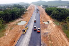 Thi công dự án thành phần Vạn Ninh-Cam Lộ thuộc Dự án cao tốc Bắc-Nam. (Ảnh: Tá Chuyên/TTXVN)