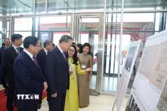 Tổng Bí thư Tô Lâm và Thủ tướng Phạm Minh Chính cùng các đại biểu tham quan trưng bày ảnh về hoạt động của Chính phủ qua các thời kỳ do TTXVN thực hiện. (Ảnh: Thống Nhất/TTXVN)