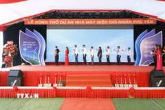 Các đại biểu ấn nút động thổ dự án. (Ảnh: Quang Quyết/TTXVN)