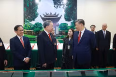 Tổng Bí thư Tô Lâm và Tổng Bí thư, Chủ tịch nước Trung Quốc Tập Cận Bình chứng kiến trưng bày các văn kiện hợp tác giữa hai nước. (Ảnh: Thống Nhất/TTXVN)