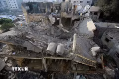 Những toà nhà bị phá huỷ sau vụ không kích của Israel xuống thành phố Gaza, ngày 23/7. (Nguồn: THX/TTXVN)