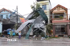 Lốc xoáy gây thiệt hại về người và tài sản tại phường Lý Thường Kiệt, tỉnh Ninh Bình. (Ảnh: Thanh Tuấn/TTXVN)