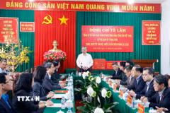 Tổng Bí thư Tô Lâm, Bí thư Quân ủy Trung ương chúc Tết cán bộ chiến sỹ Đồn Biên phòng EA H'Leo, tỉnh Đắk Lắk. (Ảnh: Thống Nhất/TTXVN)