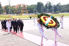 Chủ tịch Quốc hội Hungary Kover Laszlo đến đặt vòng hoa và vào Lăng viếng Chủ tịch Hồ Chí Minh. (Ảnh: Minh Đức/TTXVN)