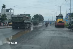 Mật độ xe tải trọng lớn và xe container lưu thông cao trong khi lòng đường bị thu hẹp do rào chắn, tập kết vật liệu dồn ứ dẫn đến ùn tắc giờ cao điểm. (Ảnh: Anh Dũng/TTXVN)
