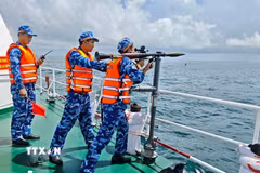 Cán bộ, chiến sỹ Vùng Cảnh sát biển 2 huấn luyện bắn súng B41 trên biển. (Ảnh: TTXVN phát)