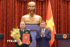 Tổng Bí thư, Chủ tịch nước Tô Lâm trao Quyết định thăng quân hàm từ Trung tướng lên Thượng tướng đối với đồng chí Lê Quang Đạo, Phó Tổng Tham mưu trưởng Quân đội Nhân dân Việt Nam. (Ảnh: Thống Nhất/TTXVN)