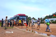 Công dân Việt Nam được cơ quan chức năng Campuchia trao trả tại Cửa khẩu quốc tế Xa Mát, tỉnh Tây Ninh. (Ảnh: Minh Phú/TTXVN)