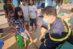 Ấm lòng những nghĩa cử của đoàn cứu trợ Việt Nam tại Myanmar
