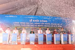 Lãnh đạo thành phố Cần Thơ thực hiện nghi thức bấm nút khởi công. (Ảnh: Ngọc Thiện/TTXVN)