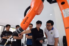 Thử nghiệm robot công nghiệp tại Trung tâm Đào tạo, Nghiên cứu và Phát triển Ứng dụng Robot Công nghiệp và Trí tuệ nhân tạo (Trường Đại học Bách khoa-Đại học Đà Nẵng). (Ảnh: Khoa Chương/TTXVN)