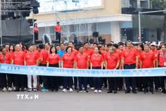Thường trực Ban Bí thư Trần Cẩm Tú, Phó Thủ tướng Phạm Thị Thanh Trà cùng các đại biểu tham gia chạy hưởng ứng phong trào. (Ảnh: Phương Hoa/TTXVN)