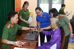 Thực hiện thủ tục thu nhận mẫu sinh phẩm ADN thân nhân liệt sỹ tại Trụ sở Công an phường Vị Tân, thành phố Cần Thơ. (Ảnh: Duy Khương/TTXVN)
