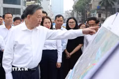 Tổng Bí thư, Chủ tịch nước Tô Lâm kiểm tra việc thực hiện dự án đường Vành đai 2,5 thuộc địa bàn phường Cầu Giấy. (Ảnh: Thống Nhất/TTXVN)