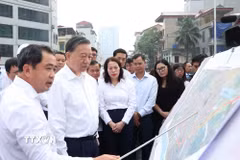 Tổng Bí thư, Chủ tịch nước Tô Lâm kiểm tra việc thực hiện dự án đường Vành đai 2,5 thuộc địa bàn phường Cầu Giấy. (Ảnh: Thống Nhất/TTXVN)