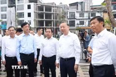 Tổng Bí thư, Chủ tịch nước Tô Lâm thị sát, kiểm tra việc thực hiện dự án đường Vành đai 1 thuộc địa bàn phường Ô Chợ Dừa. (Ảnh: Thống Nhất/TTXVN)
