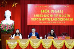 Giám đốc Học viện Chính trị Quốc gia Hồ Chí Minh Đoàn Minh Huấn cùng các Đại biểu Quốc hội tỉnh Nghệ An tiếp xúc cử tri tại phường Vinh Hưng. (Ảnh: Trịnh Duy Hưng/TTXVN)