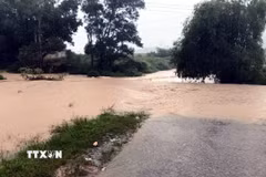 Mưa lớn khiến ngập ngầm tràn, đường giao thông đoạn trên địa bàn xã Phong Nha, Quảng Trị. (Ảnh: TTXVN phát)