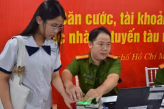 Nhiều công dân trong độ tuổi từ 6 đến 18 tuổi đến làm thủ tục cấp thẻ căn cước tại nhà ga metro Bến Thành-Suối Tiên. (Ảnh: Linh Sơn/TTXVN)