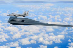 Máy bay B-2 cùng chiếc F-15C. (Nguồn: Business Insider)
