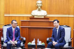 Phó Chủ tịch Ủy ban Trung ương Mặt trận Tổ quốc Việt Nam Cao Xuân Thạo tiếp Ủy viên Trung ương Mặt trận Lào xây dựng đất nước, Ủy viên Ban Thường vụ Thành ủy, Chủ tịch Mặt trận Lào xây dựng đất nước Thủ đô Vientiane Phôngxảvẳn Sỉliphăn. (Ảnh: Minh Đức/TTXVN)