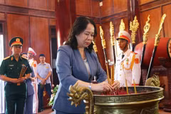 Phó Chủ tịch nước Võ Thị Ánh Xuân dâng hương tại Đền thờ Liệt sỹ huyện Xuân Lộc (Đồng Nai). (Ảnh: Sỹ Tuyên/TTXVN)