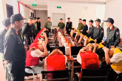 19 đối tượng cùng tang vật vụ án. (Ảnh do công an cung cấp).
