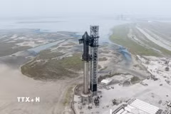 Tàu vũ trụ Starship trên bệ phóng ở Boca Chica, bang Texas, Mỹ. (Ảnh: THX/TTXVN)