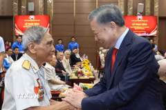 Tổng Bí thư, Chủ tịch nước Tô Lâm và các đảng viên lão thành nhận Huy hiệu Đảng. (Ảnh: Thống Nhất/TTXVN)