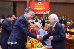 Tổng Bí thư, Chủ tịch nước Tô Lâm với các đảng viên lão thành nhận Huy hiệu Đảng. (Ảnh: Văn Điệp/TTXVN)