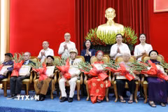 Ủy viên Bộ Chính trị, Bí thư Trung ương Đảng, Chủ tịch Ủy ban Trung ương Mặt trận Tổ quốc Việt Nam Bùi Thị Minh Hoài cùng các đồng chí lãnh đạo Tỉnh ủy, Hội đồng Nhân dân, Ủy ban Nhân dân, Ủy ban Mặt trận Tổ quốc Việt Nam tỉnh Phú Thọ trao tặng Huy hiệu 80 năm tuổi Đảng cho các đảng viên tại buổi lễ. (Ảnh: Tạ Toàn/TTXVN)