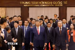 Tổng Bí thư Tô Lâm và Chủ tịch nước Lương Cường đón Tổng Bí thư, Chủ tịch nước Trung Quốc Tập Cận Bình đến dự chiêu đãi. (Ảnh: Lâm Khánh/TTXVN)