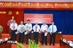 Bí thư Tỉnh ủy Bình Dương trao hoa cho những lãnh đạo tự nguyện nghỉ hưu trước tuổi. (Ảnh: TTXVN)