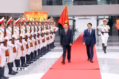 Đại tướng Lương Tam Quang, Bộ trưởng Bộ Công an Việt Nam và Thượng tướng Vanthong Kongmany, Bộ trưởng Bộ Công an Lào duyệt đội danh dự Công an nhân dân. (Ảnh: Phạm Kiên/TTXVN)