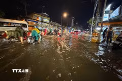 Ngập trên đường Phan Văn Hớn, phường Đông Hưng Thuận, Thành phố Hồ Chí Minh (Ảnh: Hồng Đạt/TTXVN)