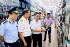 Tổ công tác triển khai cao điểm đấu tranh ngăn chặn, đẩy lùi tội phạm buôn lậu, gian lận thương mại, hàng giả tỉnh Lạng Sơn kiểm tra cơ sở kinh doanh hàng hóa trên địa bàn Lạng Sơn. (Ảnh: Quang Duy/TTXVN)