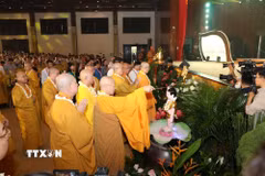 Thực hiện nghi thức tắm Phật tại Đại lễ. (Ảnh: Đức Phương/TTXVN)