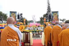 Các chư tôn đức, phật tử cùng tham dự lễ rước Phật đản sinh và nghi thức Mộc Dục (tắm Phật bằng nước hoa thơm nhài) trong sáng 24/5. (Ảnh: Nguyễn Dũng/TTXVN)