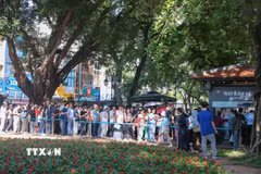 Nhiều thí sinh, phụ huynh và du khách đến Khu di tích quốc gia đặc biệt Văn Miếu-Quốc Tử Giám từ sáng sớm 24/5. (Ảnh: Hoàng Hiếu/TTXVN)