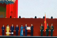 Tổng Bí thư, Chủ tịch nước Tô Lâm trao Huân chương Lao động hạng Nhất tặng thành phố Đồng Nai. (Ảnh: Thống Nhất/TTXVN)