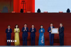 Tổng Bí thư, Chủ tịch nước Tô Lâm trao Nghị quyết của Quốc hội về thành lập thành phố Đồng Nai. (Ảnh: Thống Nhất/TTXVN)