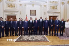 Chủ tịch nước Lương Cường với Chủ tịch Hạ viện Ai Cập Hanafy El-Gebaly và các đại biểu tại trụ sở Hạ viện Ai Cập. (Ảnh: Lâm Khánh/TTXVN)