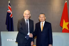 Tổng Bí thư, Chủ tịch nước Tô Lâm và ông Steven Joyce, Quyền Chủ tịch Hội Hữu nghị New Zealand-Việt Nam. (Ảnh: Thống Nhất/TTXVN)