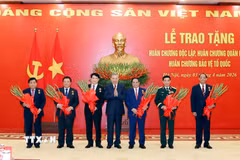 Tổng Bí thư Tô Lâm trao tặng Huân chương Độc lập hạng Nhất cho đồng chí Phạm Minh Chính, Ủy viên Bộ Chính trị khóa XIII, Thủ tướng Chính phủ và Huân chương Quân công hạng Nhất cho các đồng chí: Đại tướng Lương Cường, Ủy viên Bộ Chính trị khóa XIII, Chủ tịch nước; Đại tướng Phan Văn Giang, Ủy viên Bộ Chính trị, Phó Bí thư Quân ủy Trung ương, Bộ trưởng Bộ Quốc phòng; Nguyễn Xuân Thắng, Ủy viên Bộ Chính trị khóa XIII, nguyên Giám đốc Học viện Chính trị quốc gia Hồ Chí Minh, Chủ tịch Hội đồng Lý luận Trung ương; Thượng tướng Trần Quang Phương, Ủy viên Trung ương Đảng khóa XIII, Phó Chủ tịch Quốc hội; Nguyễn Chí Dũng, Ủy viên Trung ương Đảng khóa XIII, Phó Thủ tướng Chính phủ. (Ảnh: Thống Nhất/TTXVN)