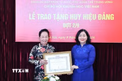 Đồng chí Bùi Thị Minh Hoài, Ủy viên Bộ Chính trị, Bí thư Trung ương Đảng, Chủ tịch Ủy ban Trung ương Mặt trận Tổ quốc Việt Nam trao tặng Huy hiệu 45 năm tuổi Đảng cho Giáo sư-Tiến sỹ Nguyễn Thị Doan, nguyên Phó Chủ tịch nước, Phó Chủ tịch không chuyên trách Ủy ban Trung ương MTTQ Việt Nam, Chủ tịch Hội Khuyến học Việt Nam. (Ảnh: Minh Đức/TTXVN)