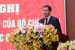Ông Vũ Hồng Văn, tân Bí thư Tỉnh ủy Đồng Nai phát biểu nhận nhiệm vụ. (Ảnh: Công Phong/TTXVN)